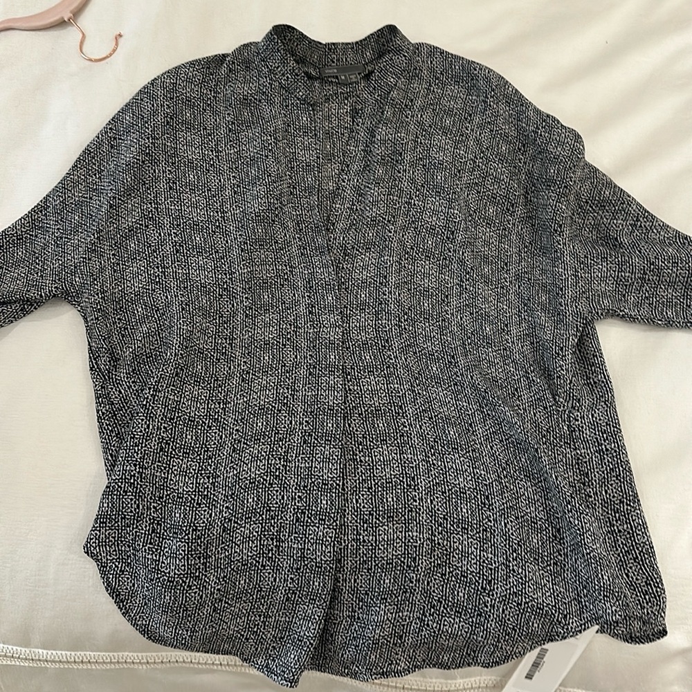 Vince silk blouse size medium in black and white